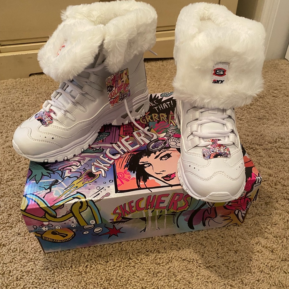 Brand new - tags on women’s White Boots Size 8